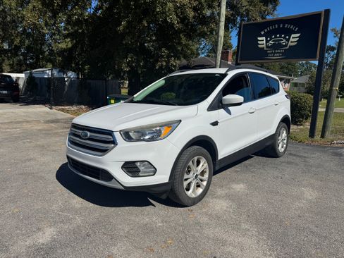 Used 2018 Ford Escape SE w/ SE Sync 3 Package image 2