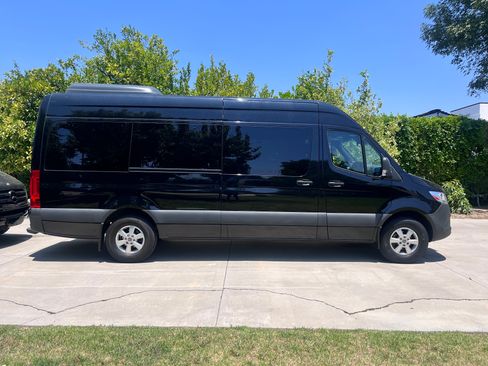 Used 2019 Mercedes-Benz Sprinter 2500 image 2