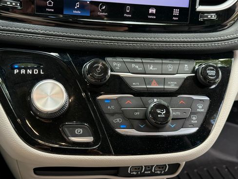 Used 2022 Chrysler Pacifica Touring-L FWD image 24