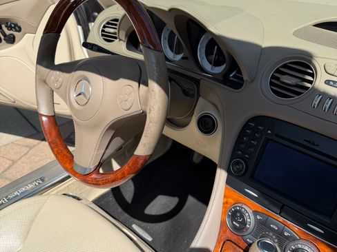 Used 2012 Mercedes-Benz SL 550 image 4