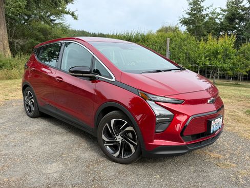 Used 2023 Chevrolet Bolt LT w/ Infotainment Package FWD image 1