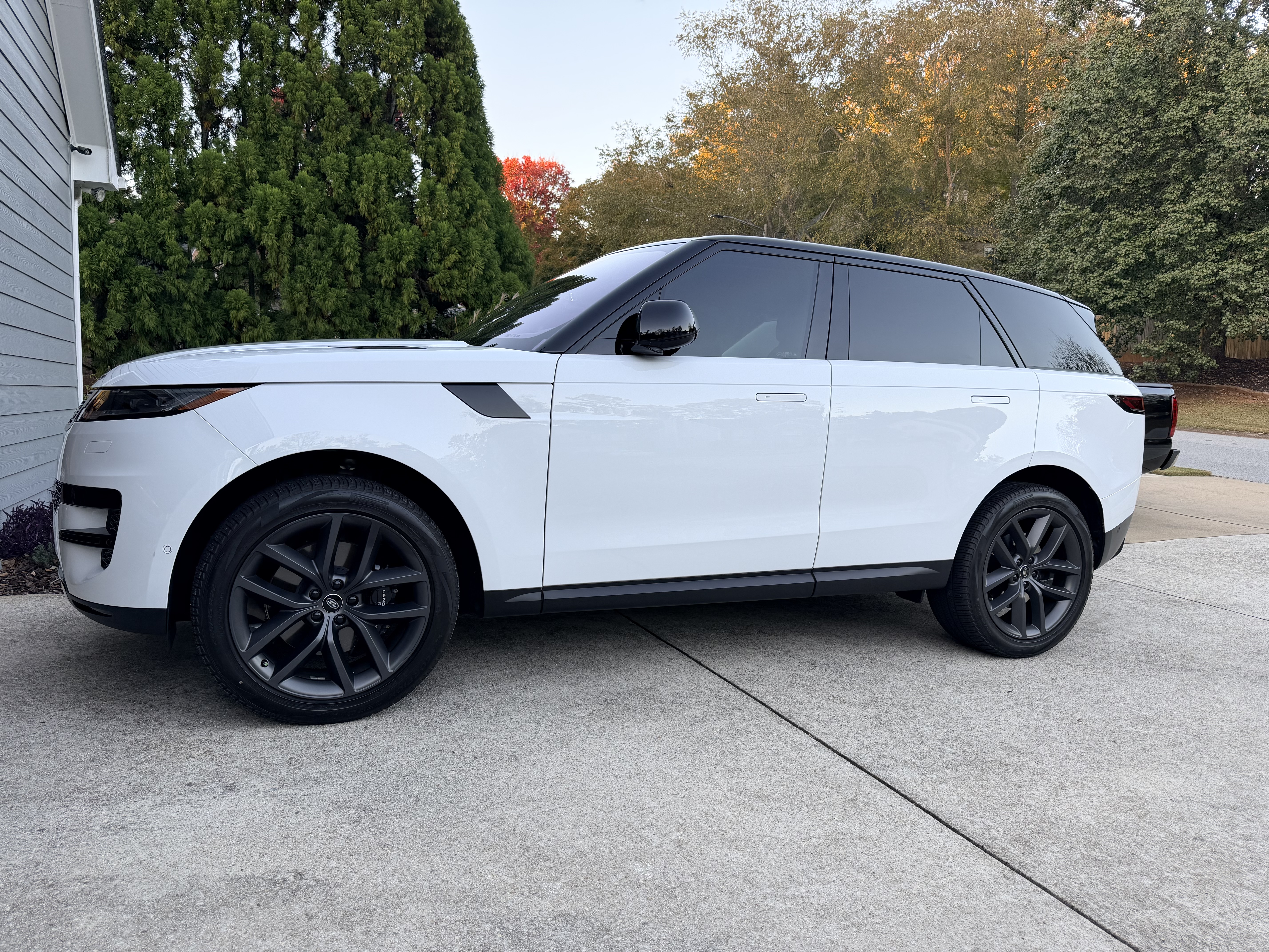 Used 2023 Land Rover Range Rover Sport SE AWD/4WD image 1