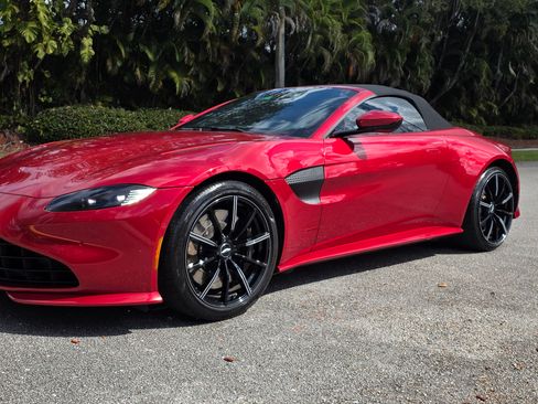 Used 2021 Aston Martin V8 Vantage Roadster image 18