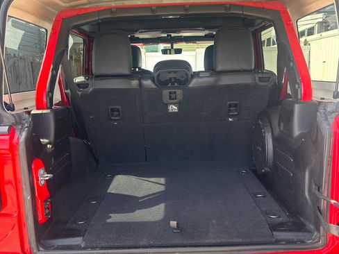 Used 2018 Jeep Wrangler Unlimited Sahara image 9