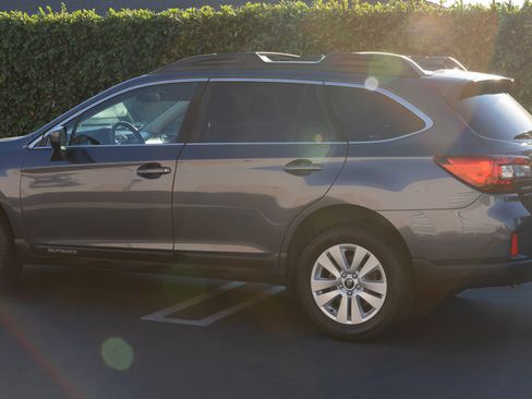 Used 2017 Subaru Outback 2.5i Premium image 8