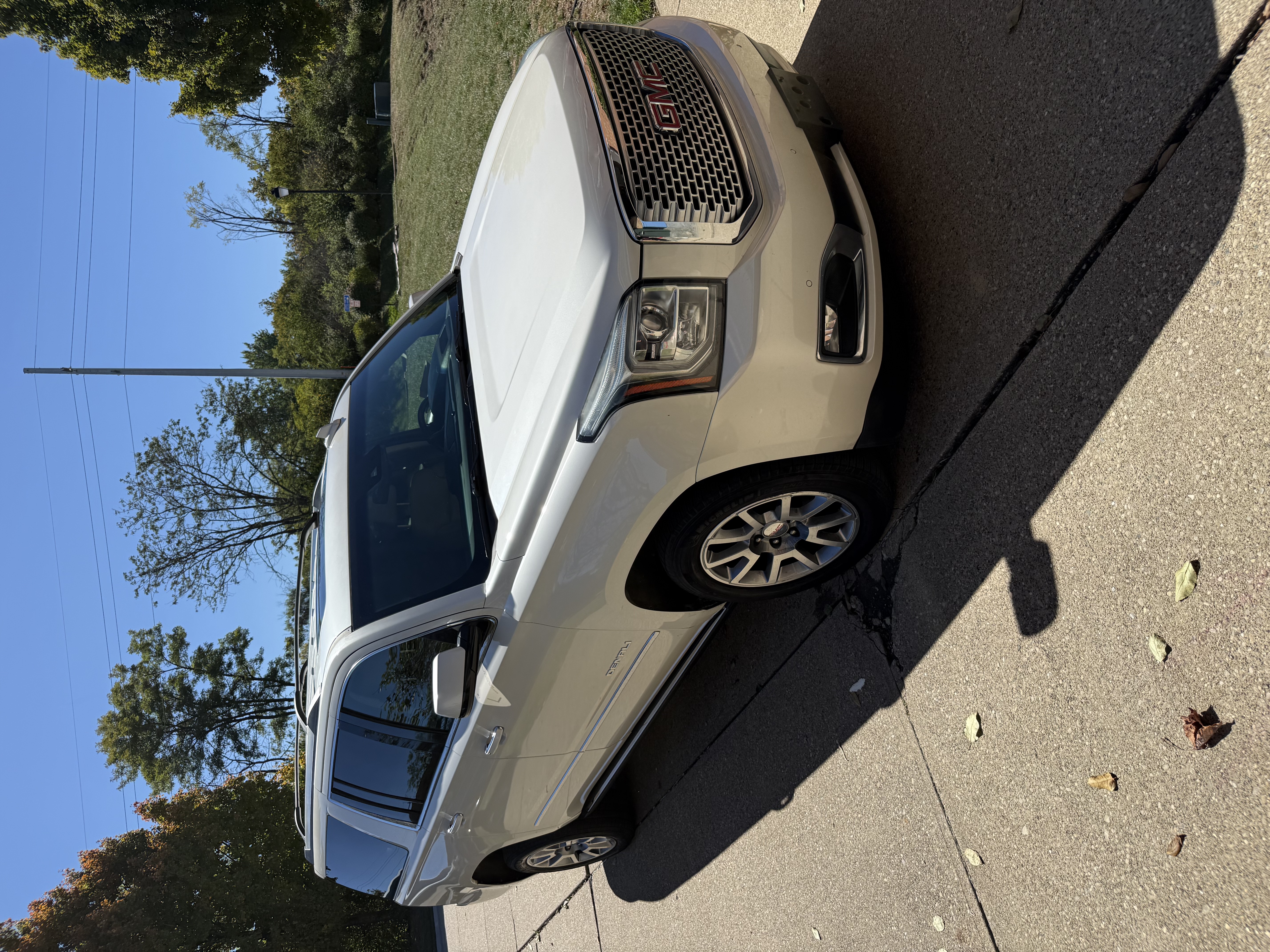 Used 2015 GMC Yukon XL Denali w/ Premium Package AWD/4WD image 1