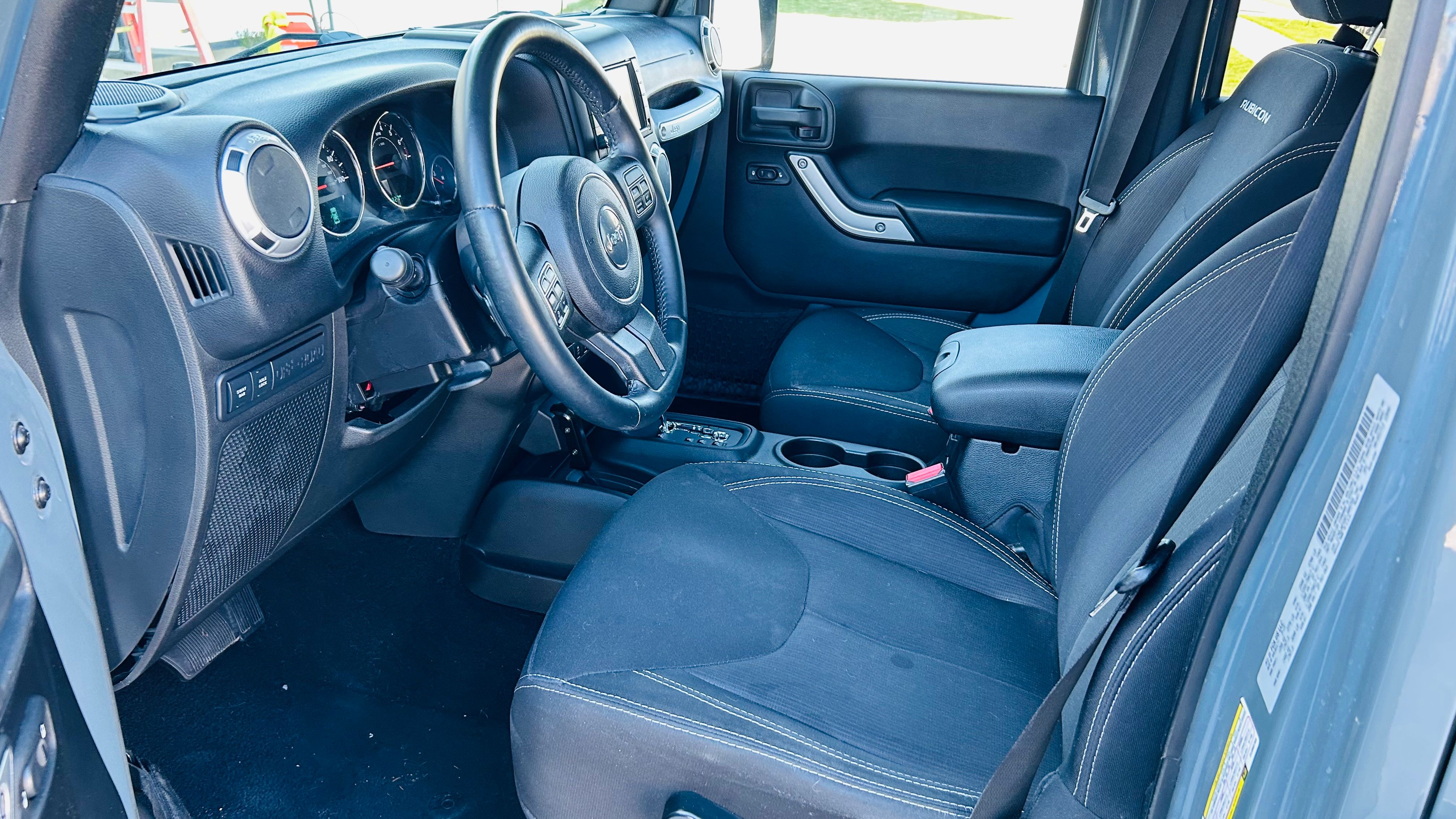 Used 2015 Jeep Wrangler Unlimited Rubicon w/ Connectivity Group AWD/4WD image 15