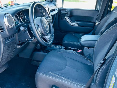 Used 2015 Jeep Wrangler Unlimited Rubicon w/ Connectivity Group AWD/4WD image 15