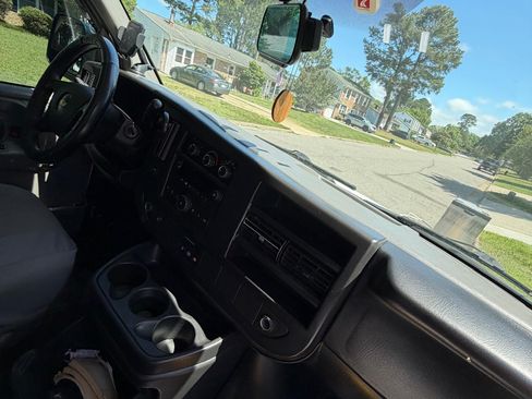 Used 2014 Chevrolet Express 1500 RWD image 10