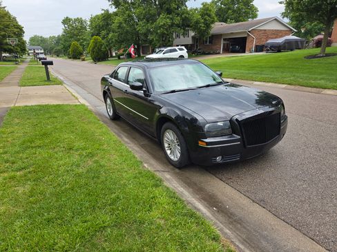 Used 2009 Chrysler 300 Touring RWD image 2
