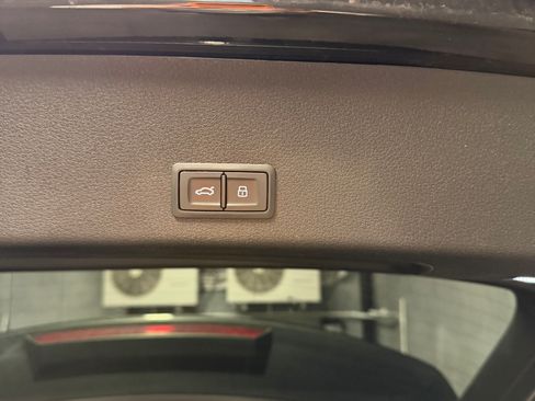 Used 2019 Audi e-tron Prestige w/ Prestige Package image 17