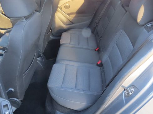 Used 2012 Volkswagen Golf 4-Door image 10