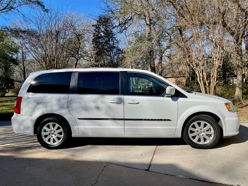 Used 2016 Chrysler Town & Country Touring image 8