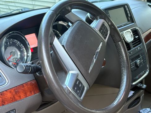 Used 2012 Chrysler Town & Country Touring w/ Entertainment Group #1 FWD image 1