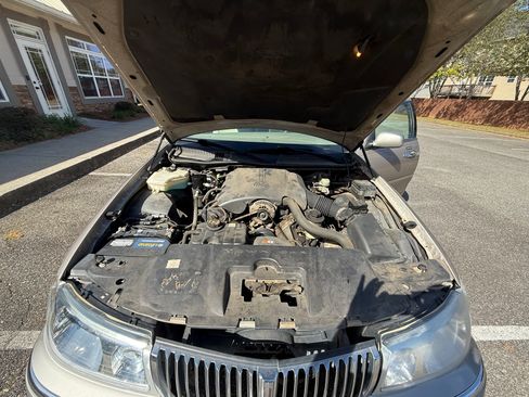 Used 2001 Lincoln Town Car Executive image 6