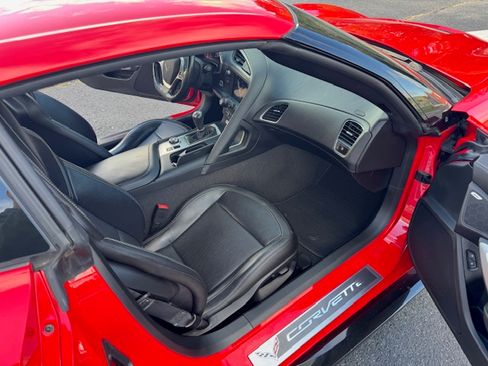 Used 2019 Chevrolet Corvette Grand Sport w/ Carbon Flash Badge Package image 16