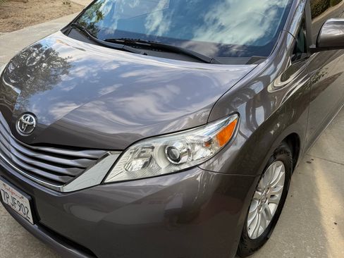 Used 2015 Toyota Sienna XLE w/ XLE Navigation Package FWD image 4