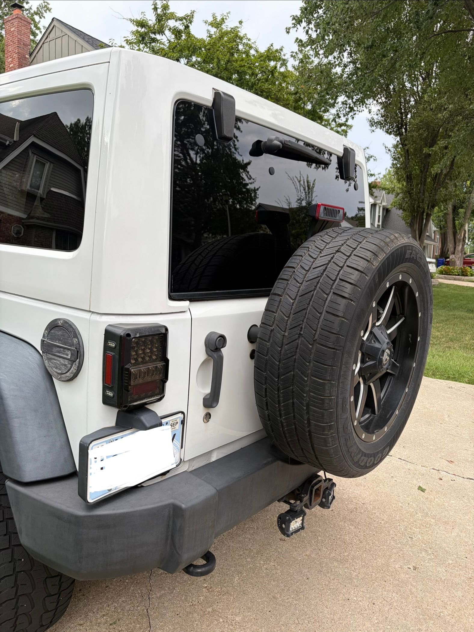 Used 2012 Jeep Wrangler Unlimited Sahara w/ Connectivity Group AWD/4WD image 9