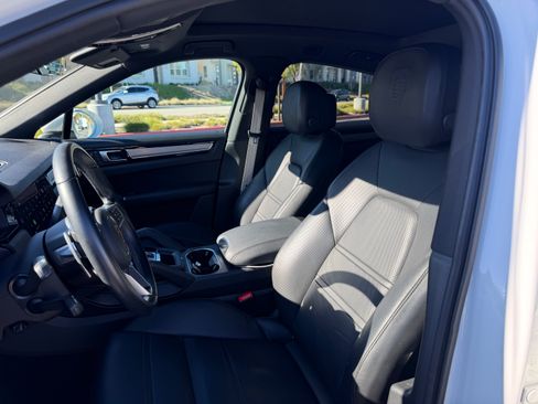 Used 2023 Porsche Cayenne Platinum Edition image 8