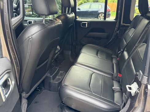 Used 2022 Jeep Wrangler Unlimited Sahara image 13