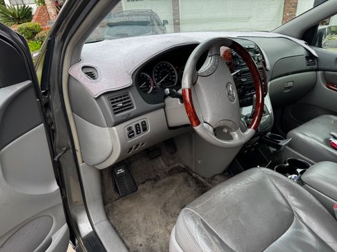 Used 2005 Toyota Sienna XLE Limited image 10