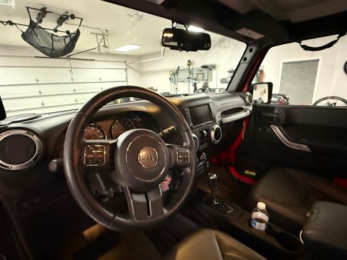 Used 2017 Jeep Wrangler Unlimited Rubicon w/ Connectivity Group image 30