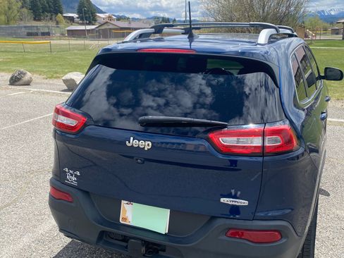 Used 2018 Jeep Cherokee Latitude Plus w/ Comfort/Convenience Group image 9