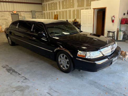 Used 2006 Lincoln Town Car Executive RWD image 4