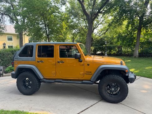 Used 2014 Jeep Wrangler Unlimited Sport w/ Quick Order Package 24S AWD/4WD image 17