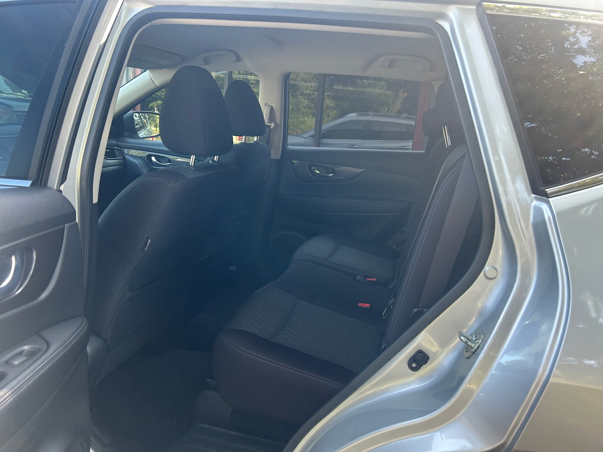 Used 2019 Nissan Rogue SV w/ Premium Package FWD image 9