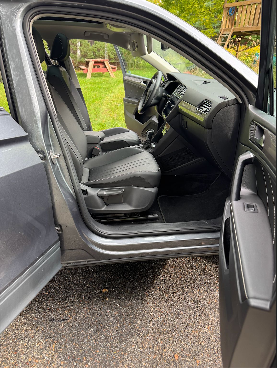 Used 2023 Volkswagen Tiguan SE w/ Panoramic Sunroof Package AWD/4WD image 12