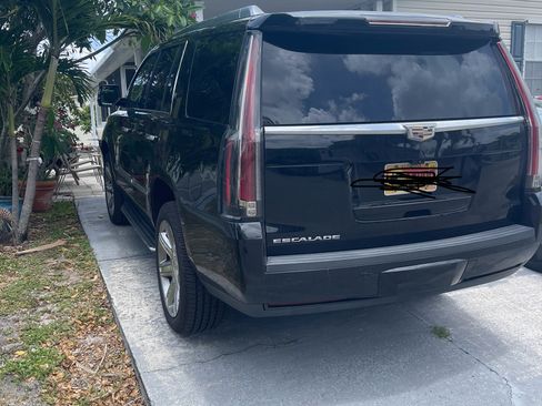 Used 2018 Cadillac Escalade Luxury AWD/4WD image 4