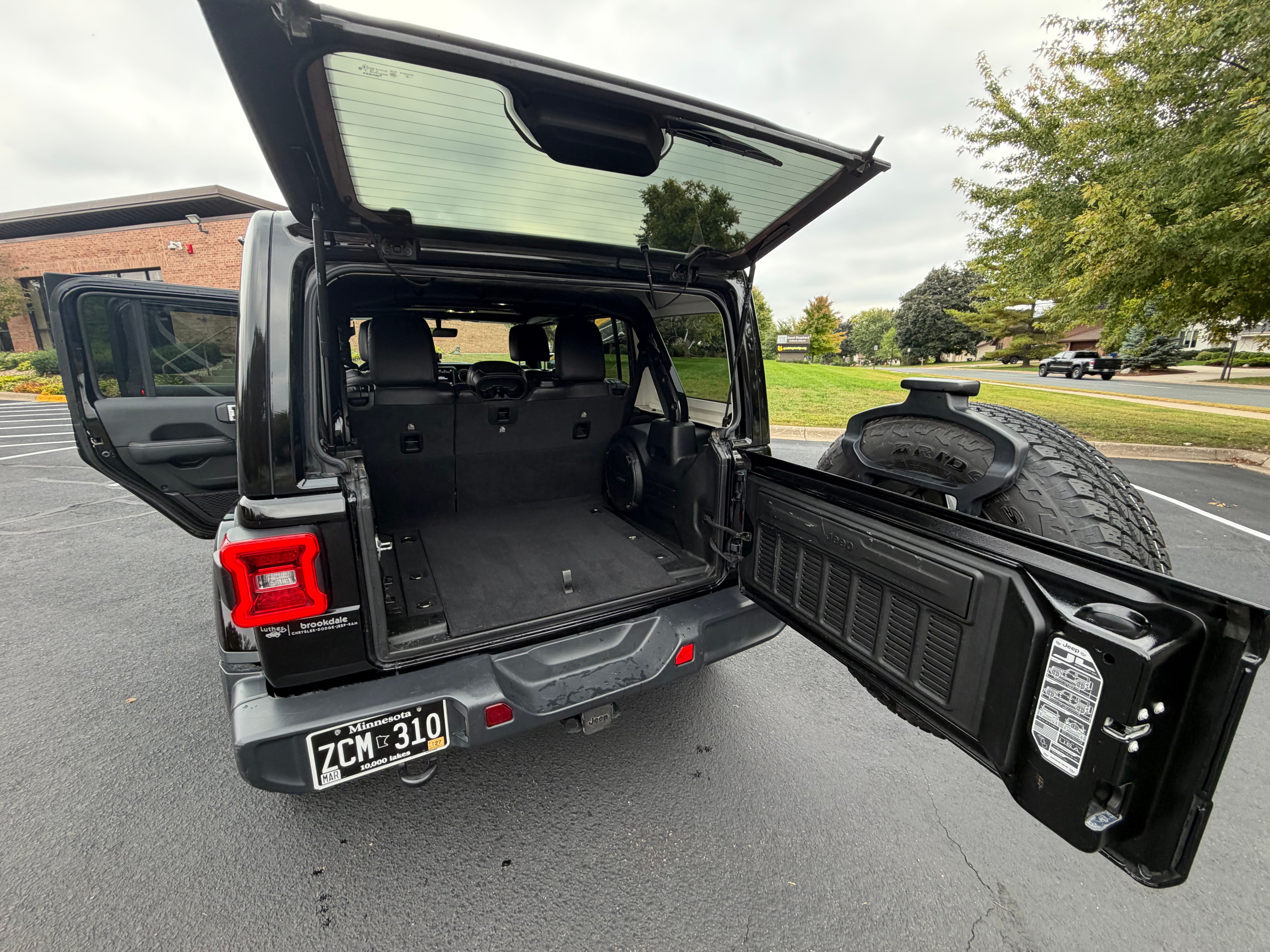Used 2020 Jeep Wrangler Unlimited Sahara AWD/4WD image 11