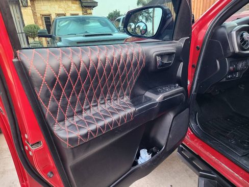 Used 2022 Toyota Tacoma TRD Off-Road image 11