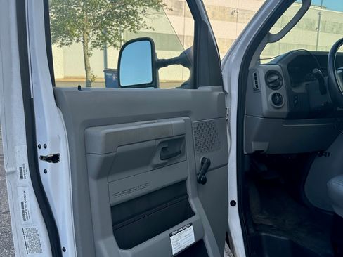 Used 2017 Ford E-350 and Econoline 350 Super Duty image 13
