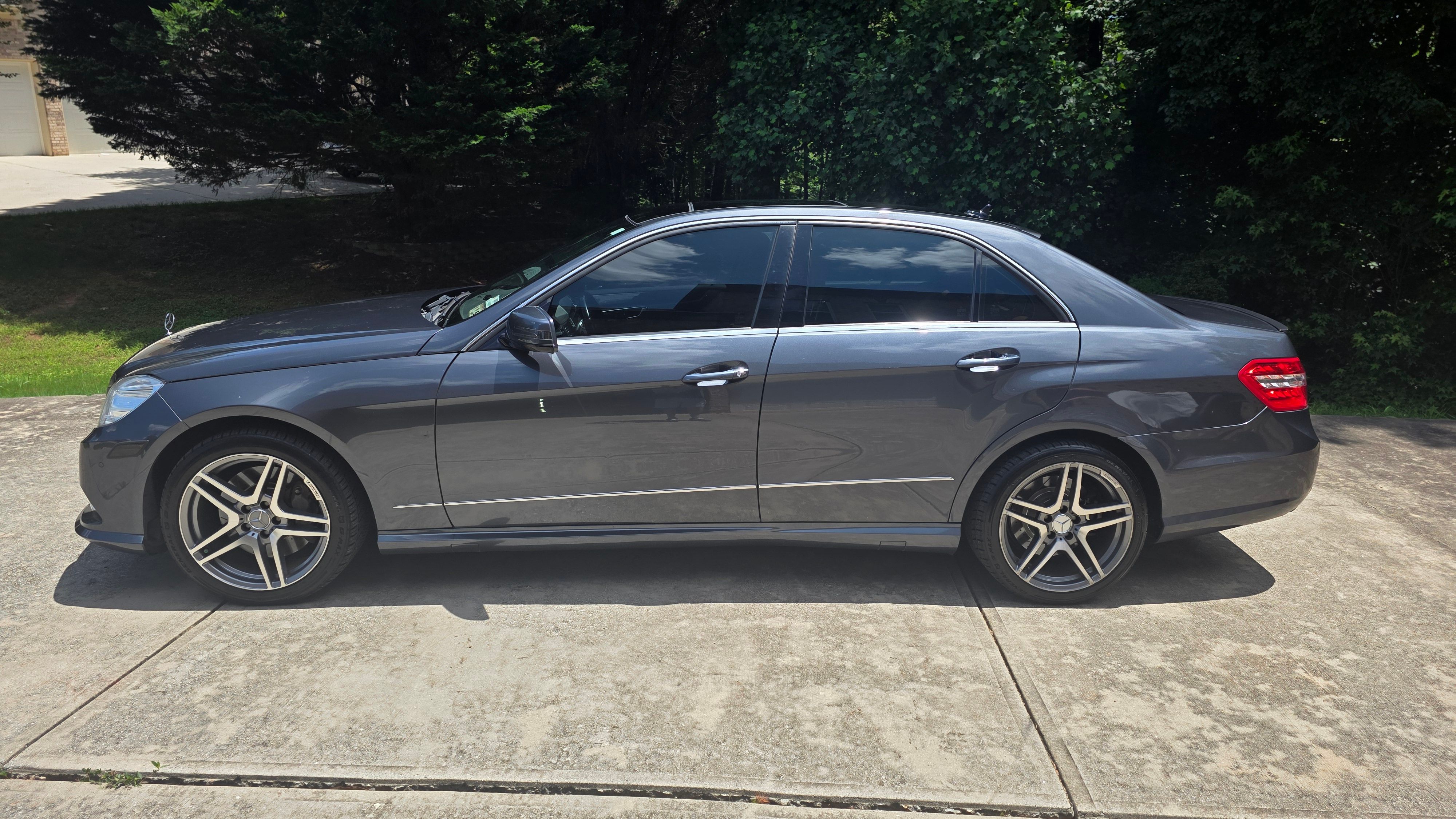 Used 2010 Mercedes-Benz E 550 Sedan image 1
