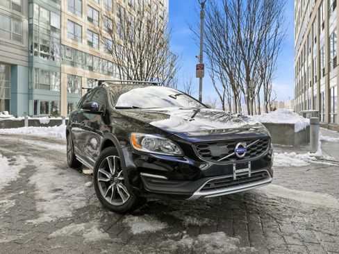 Used 2018 Volvo V60 T5 Cross Country w/ Convenience Package image 16