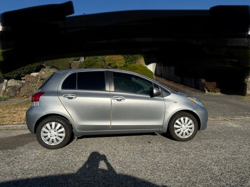 Used 2009 Toyota Yaris 4-Door Hatchback FWD image 4