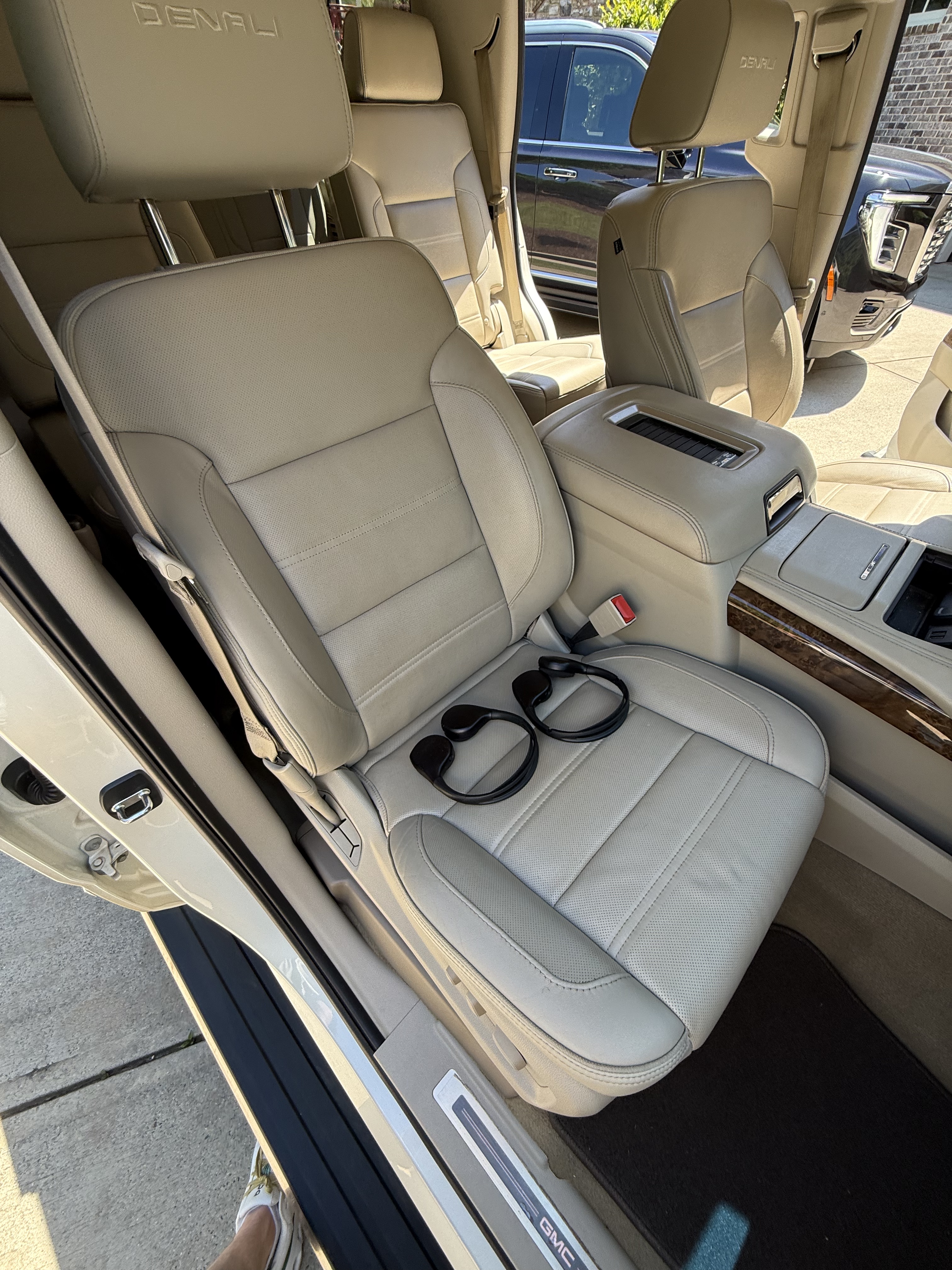 Used 2015 GMC Yukon Denali w/ Premium Package AWD/4WD image 10