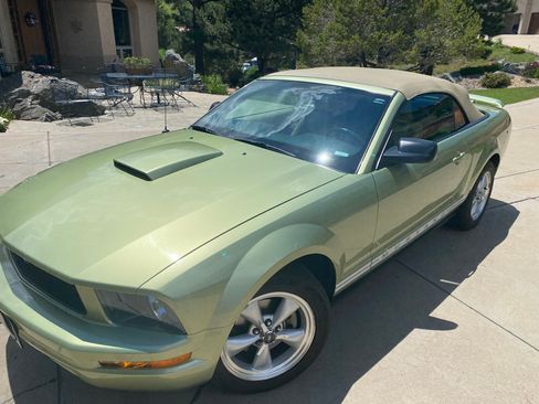 Used 2006 Ford Mustang Convertible RWD image 2