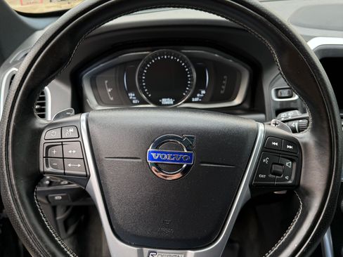 Used 2016 Volvo XC60 T6 R-Design Platinum w/ Climate Package image 11