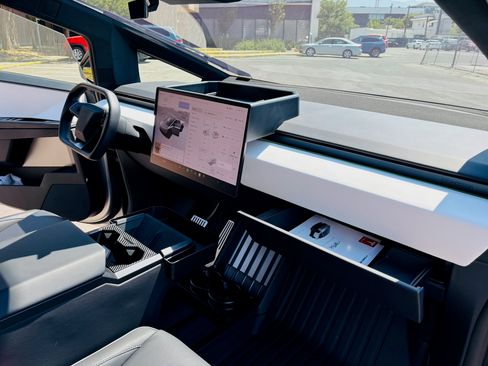 Used 2024 Tesla Cybertruck AWD Crew Cab image 20