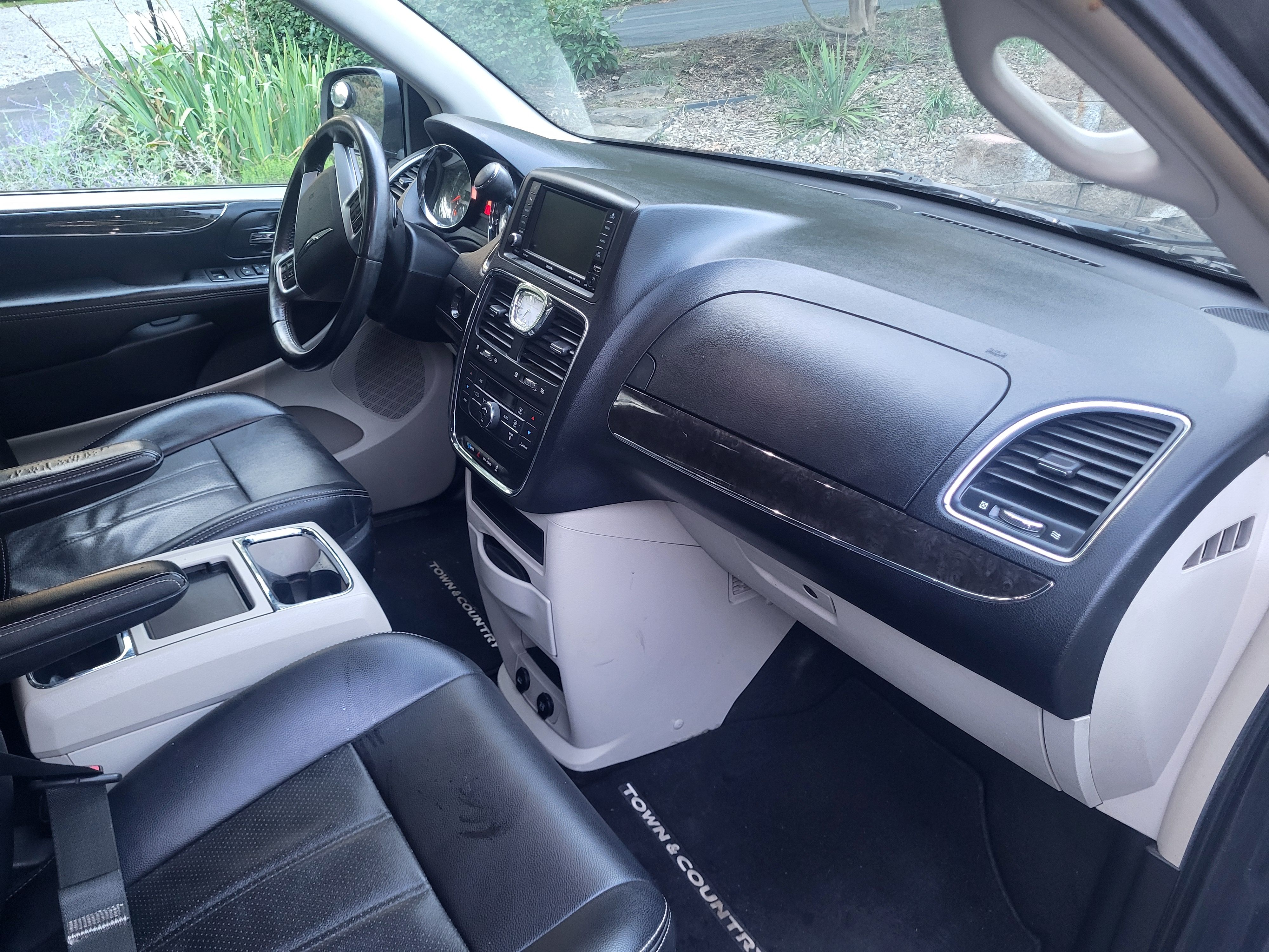 Used 2012 Chrysler Town & Country Touring w/ Entertainment Group #1 FWD image 9
