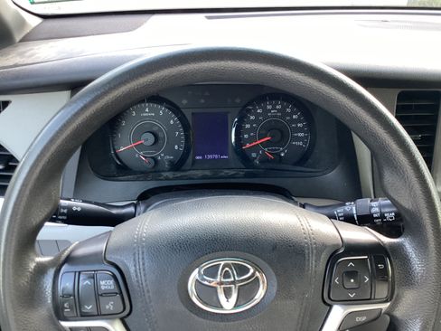 Used 2016 Toyota Sienna LE image 11