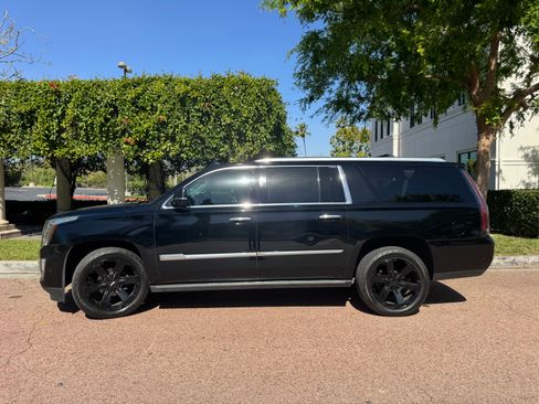 Used 2019 Cadillac Escalade ESV Premium Luxury image 2