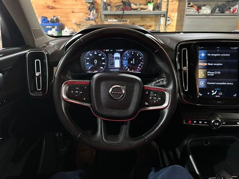 Used 2021 Volvo XC40 T5 Momentum image 9