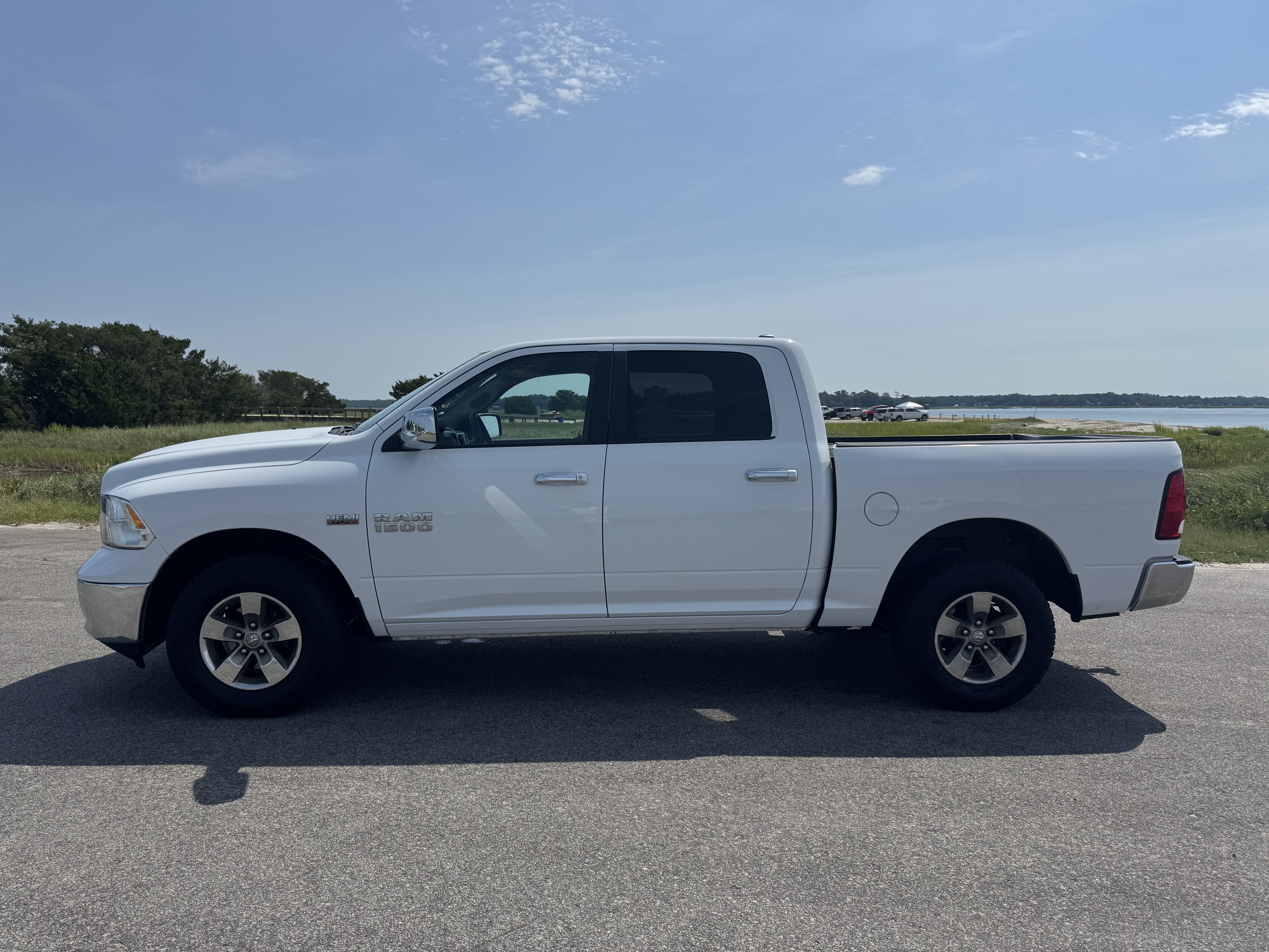 Used 2018 RAM 1500 Classic SLT AWD/4WD image 2