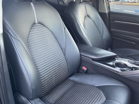 Used 2019 Toyota Camry SE w/ Carpet Mat Package image 21