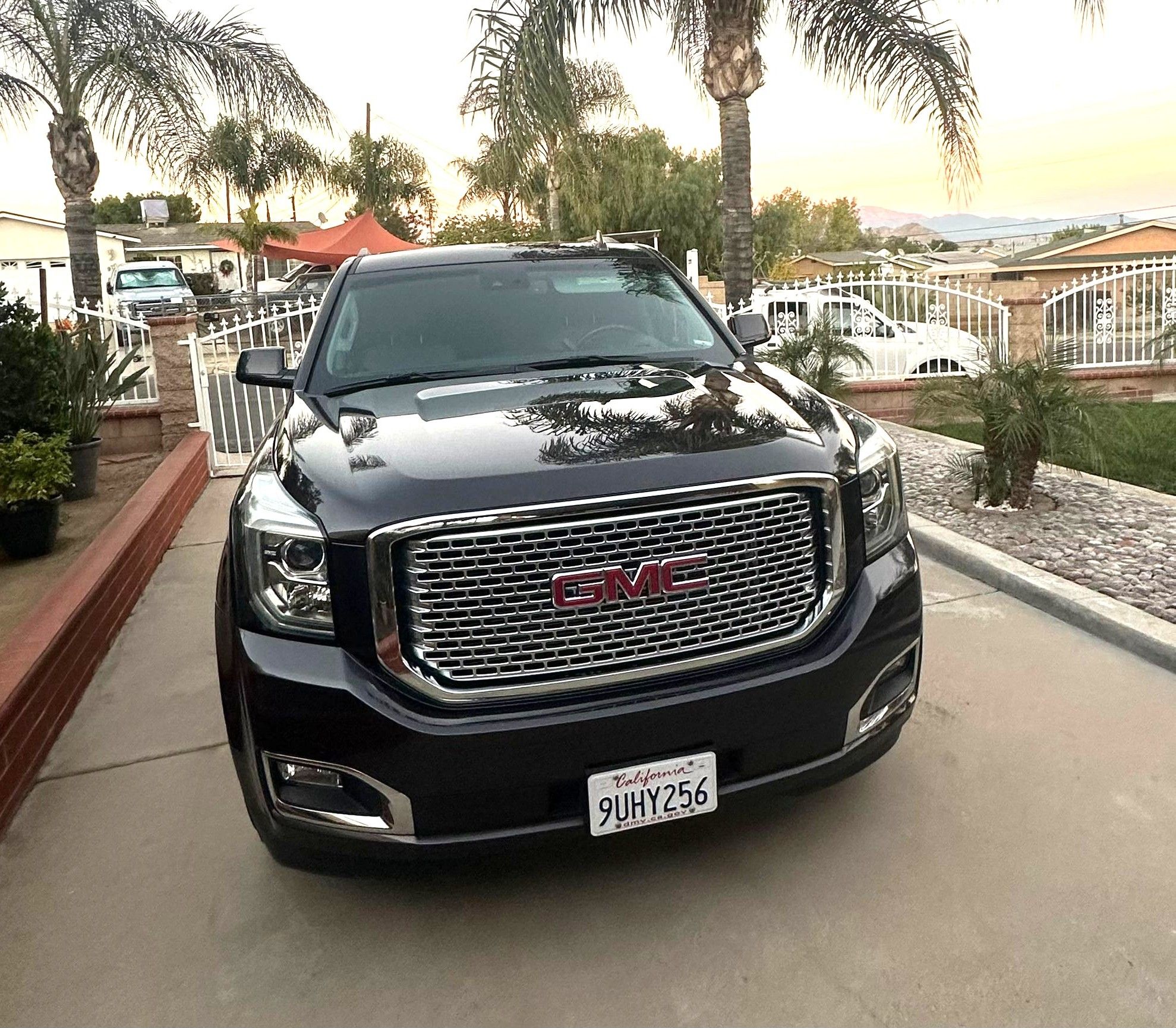 Used 2015 GMC Yukon SLE w/ Convenience Package RWD image 2