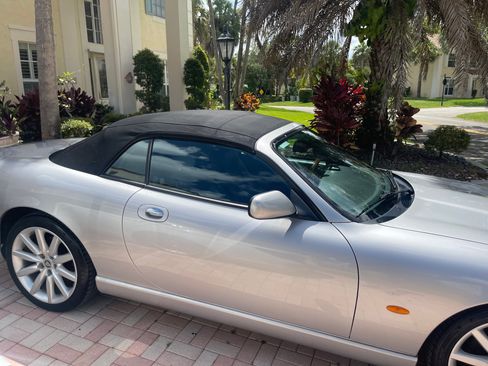 Used 2005 Jaguar XK8 Convertible image 11